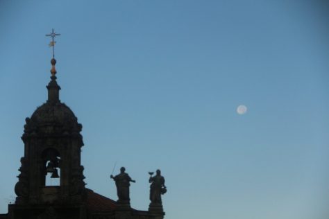 Santiago... y la luna, siempre acompañando el camino